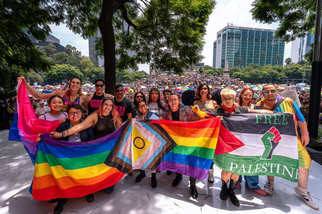 Grupo de todos los participantes en el evento principal del Pride 2024 Ciudad de México