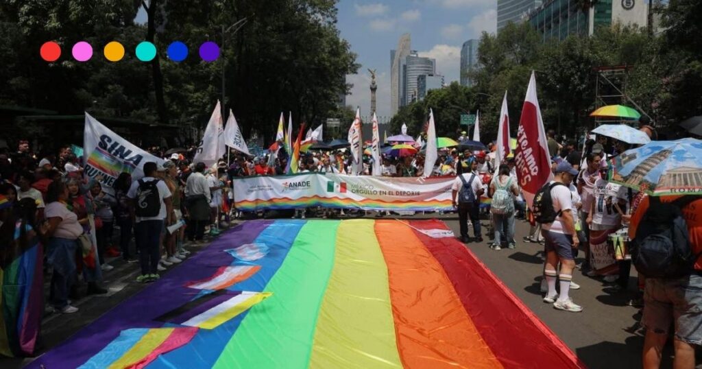 Cuando el espectáculo desaparece, aparece la comunidad: una crónica del Pride CDMX 2026, el Tramo del Silencio y la fuerza del Orgullo LGBT+.